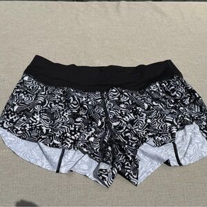 Lululemon Chase Me Short size 6 
2017 Seawheeze - WBCO / BLK